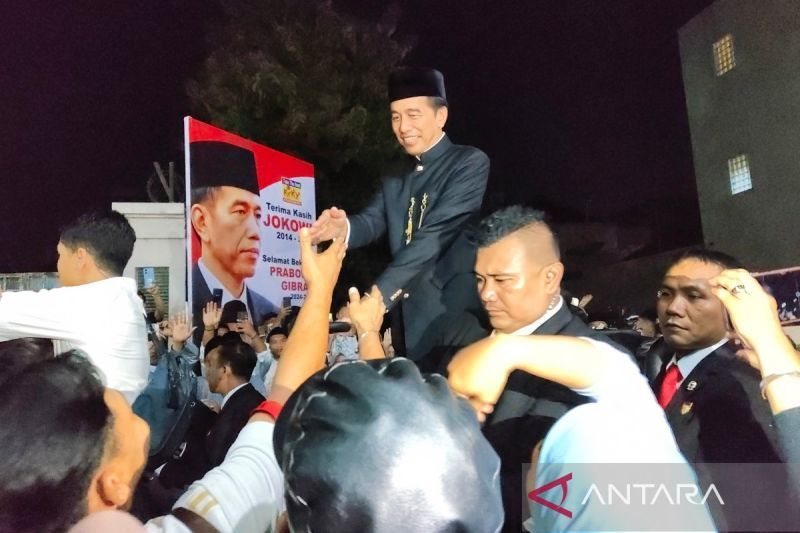 Tokoh wayang orang sambut kedatangan Jokowi dan Iriana di kediaman