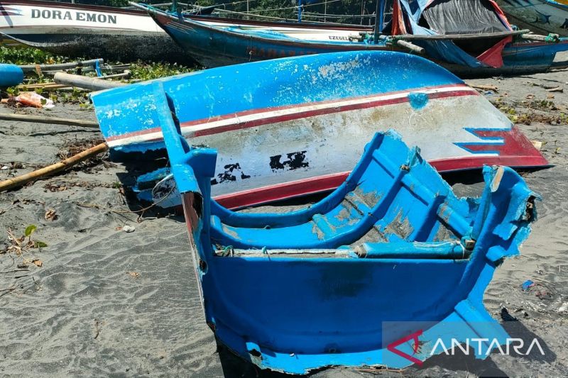 Nelayan di pesisir selatan Cianjur daratkan perahunya cegah kerusakan