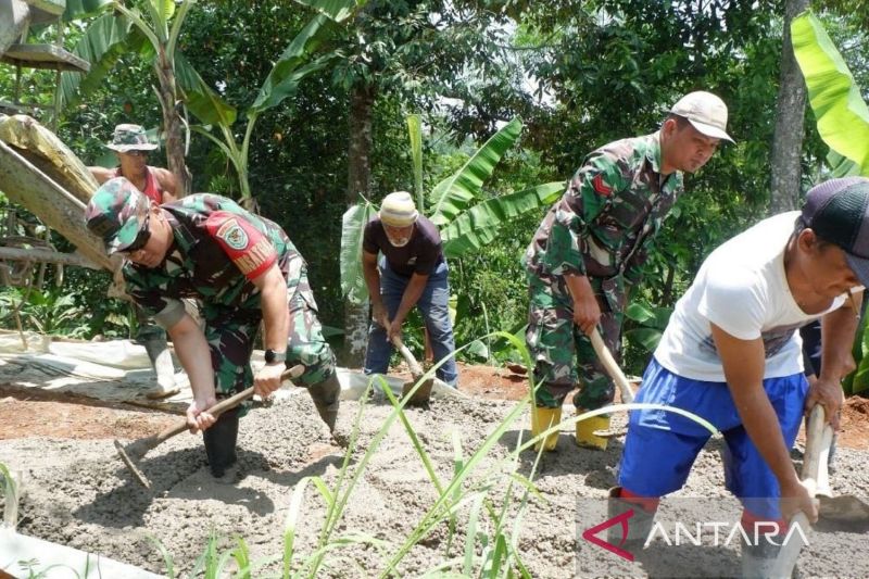 TMMD Kodim 0608/Cianjur membangun jalan desa sepanjang 2.200 meter