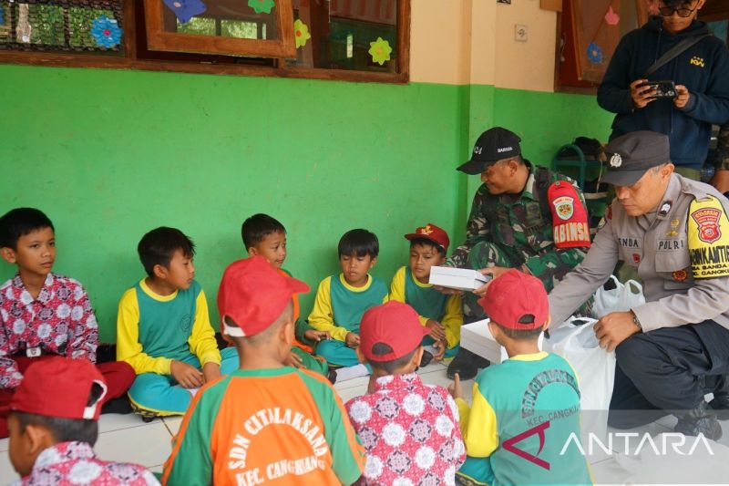 Polresta Bandung memperkenalkan program makan siang gratis untuk pelajar