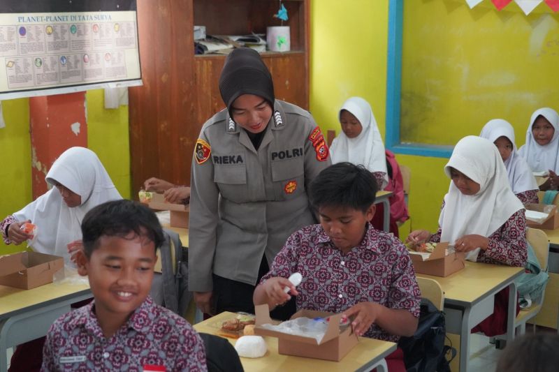 Polres Tasikmalaya Kota bagikan makan siang gratis untuk pelajar SD