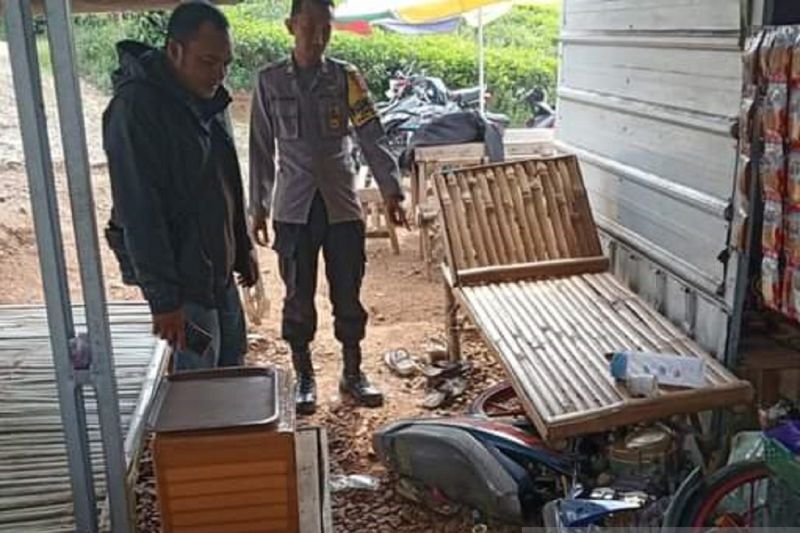 Pengendara sepeda motor tewas di lokasi kejadian usai tabrak warung di Sukabumi