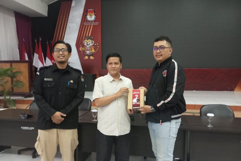 KPU Jabar serahkan 20 ribu APK untuk paslon Pilkada Jabar 2024