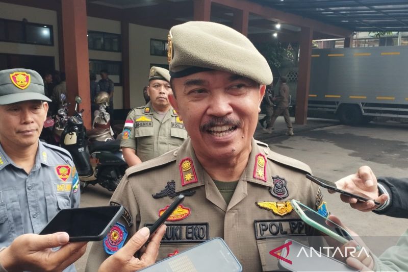 Satpol PP Garut tertibkan atribut kampanye yang melanggar perda