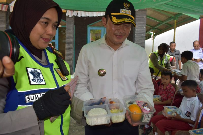 Pemkab dan Polresta Cirebon beri makanan bergizi gratis di sekolah terpencil