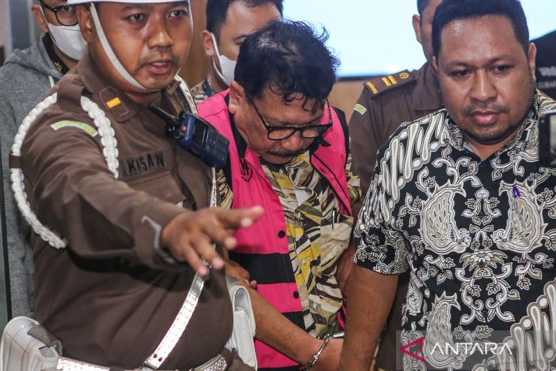 Kemarin, ZR makelar kasus di MA hingga aliran dana AGK