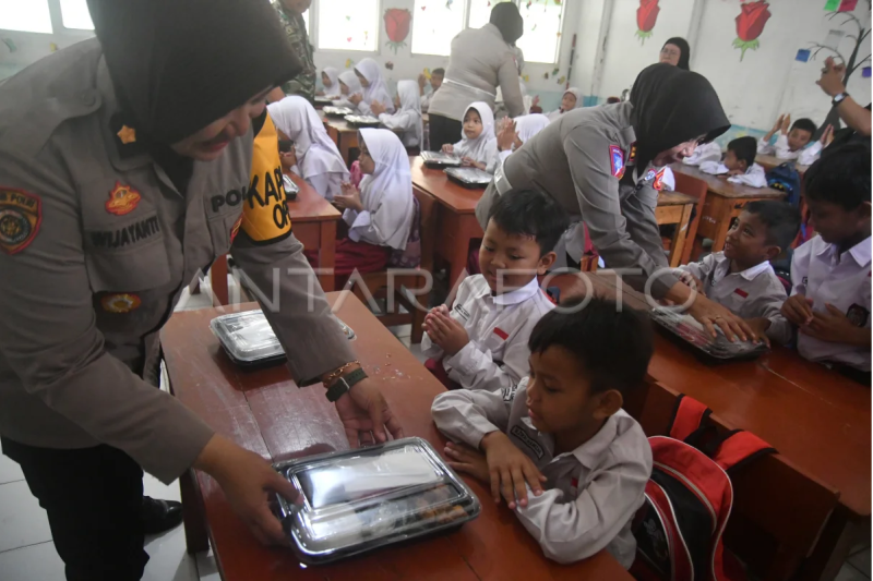 Pembagian makan bergizi gratis di Kota Bogor