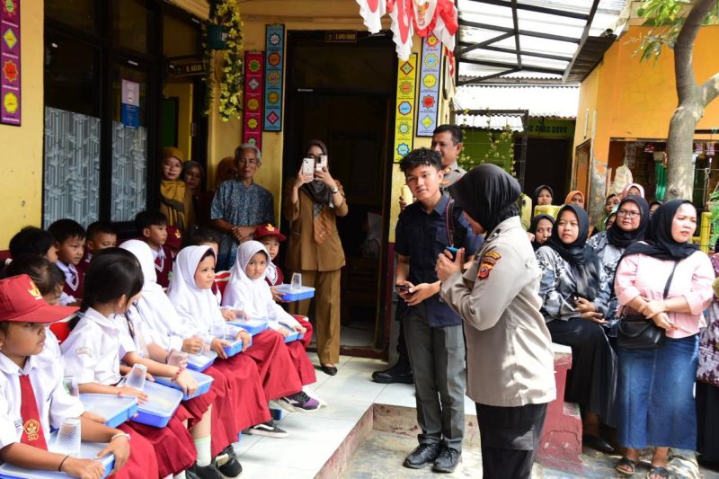 Polres bersama Kodim kenalkan makan bergizi gratis kepada pelajar di Bandung