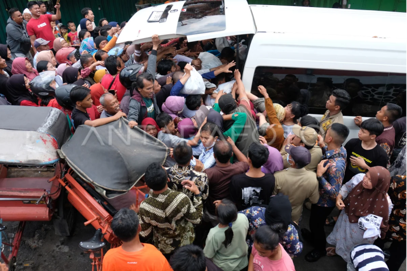 Pembagian sembako untuk warga Magelang