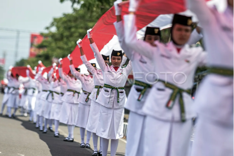 Pembentangan bendera Merah Putih seribu meter di Karanganyar