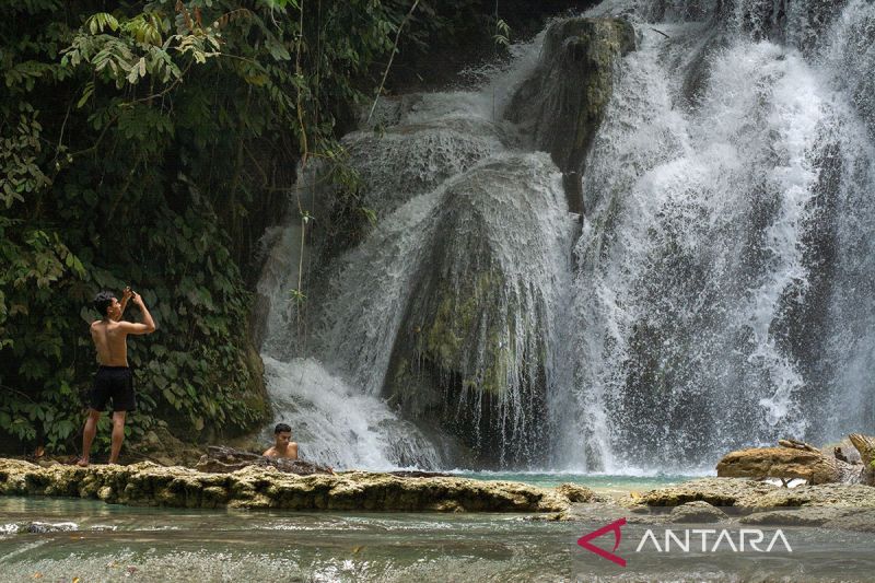 Obyek wisata air terjun Piala di Banggai