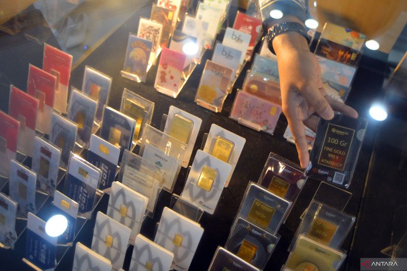 Harga emas Antam Kamis pagi naik ke Rp1,567 juta per gram