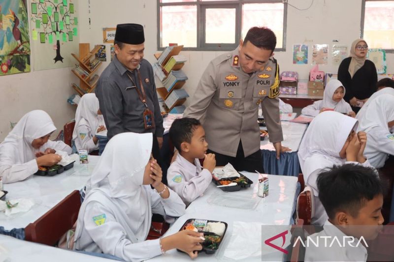 Polres Cianjur kenalkan program makan siang gratis bagi 564 siswa SD