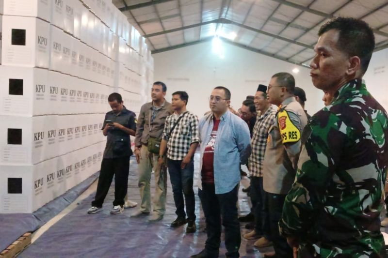 Aparat Polres Tasikmalaya Kota jaga 24 jam gudang logistik pilkada