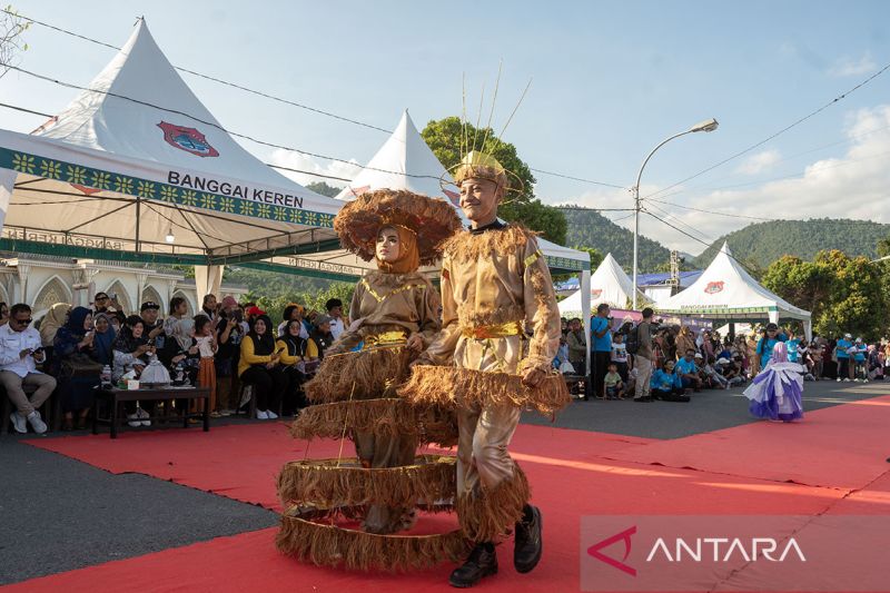 Karnaval busana daur ulang di Banggai