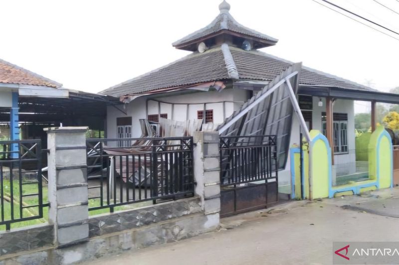 Puluhan rumah di Bojongmangu Bekasi rusak diterjang angin kencang