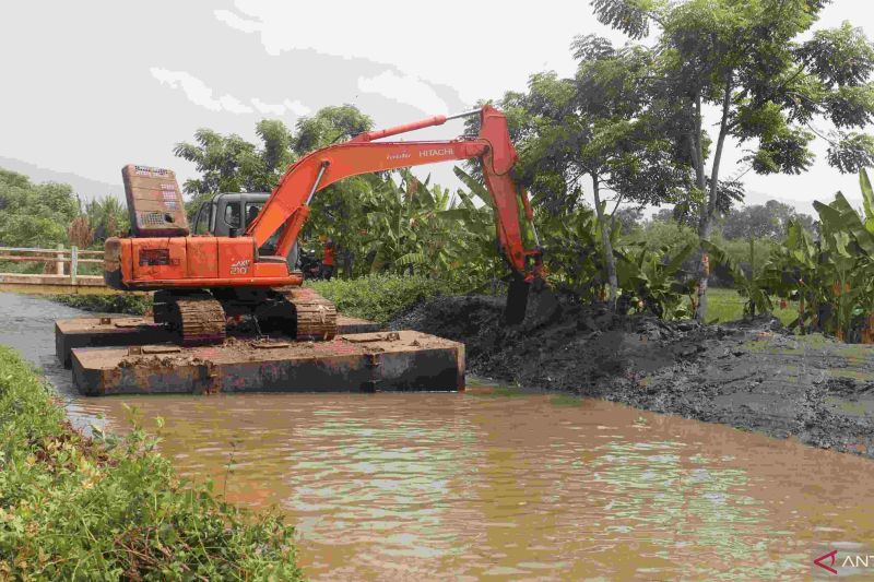 Pemkab Bekasi memperbaiki tanggul jebol bendung irigasi Pebayuran