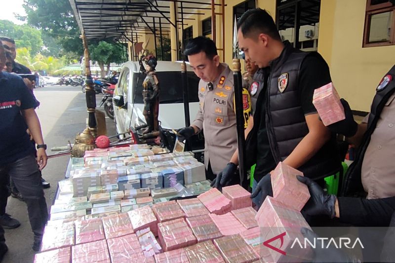 Polisi Cianjur ringkus lima pelaku penggandaan uang dan emas palsu