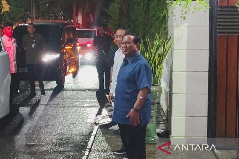 Presiden Prabowo menemui Jokowi di kediamannya di Solo