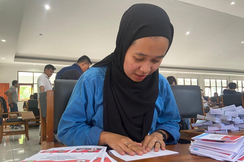 KPU Garut turunkan 545 petugas untuk sortir dan lipat surat suara