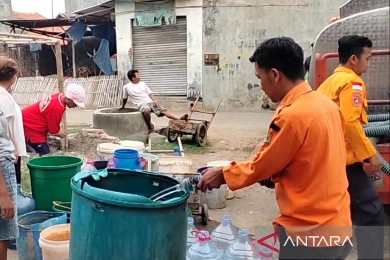 BPBD Cirebon menyalurkan 288 ribu liter air bersih ke desa kekeringan