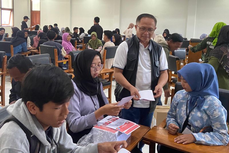 Tim medis Garut disiapkan di tempat penyortiran surat suara