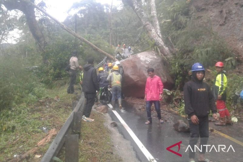 Petugas gabungan Cianjur berupaya buka kembali jalan nasional tertutup longsor