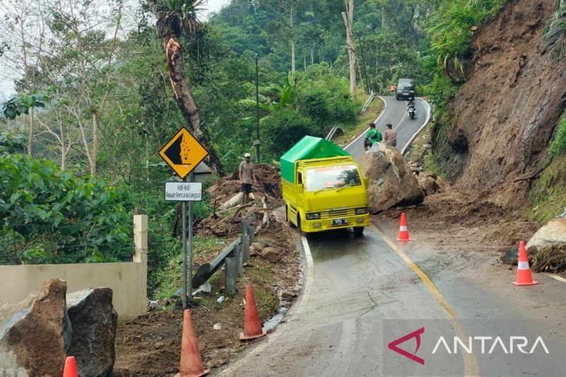 Kementerian PUPR membuka kembali jalan nasional tertutup longsor