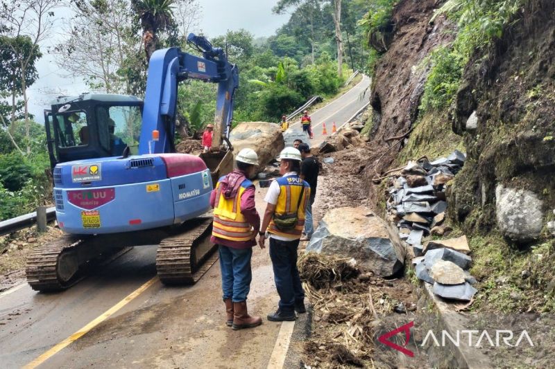 BPBD Cianjur tempatkan 10 relawan di jalur utama rawan longsor