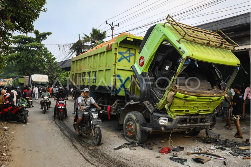 Truk bermuatan tanah dirusak warga di Tangerang