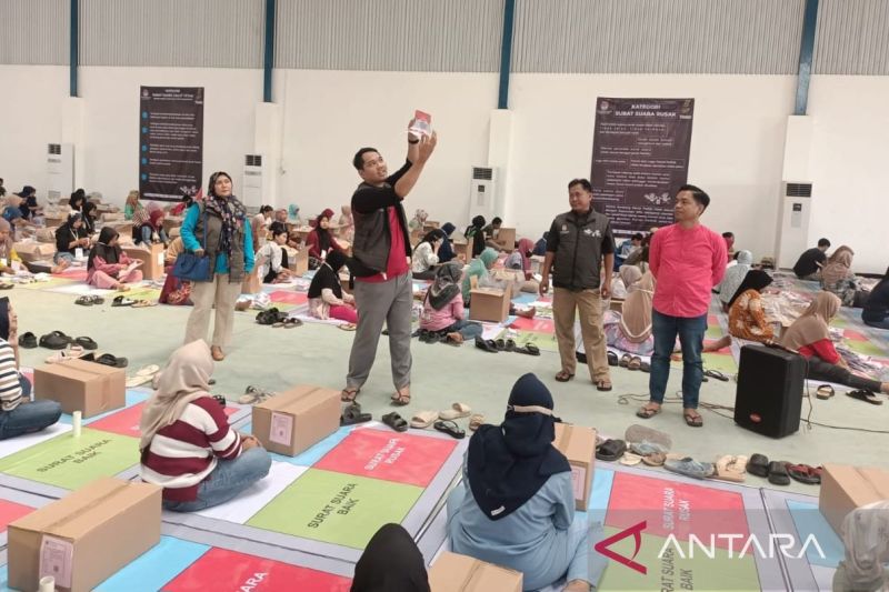 KPU Kabupaten Bekasi sortir dan lipat surat suara Pilkada