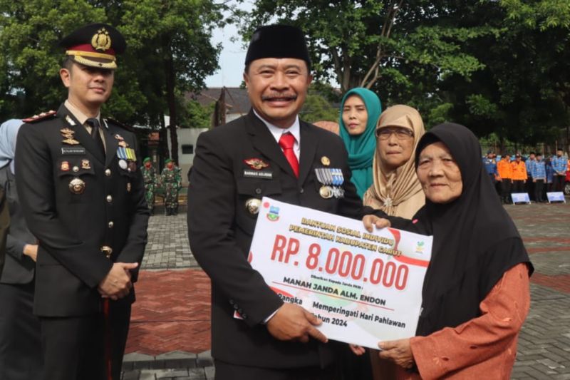 Pemkab Garut memberikan uang tali kasih untuk warakawuri di Hari Pahlawan