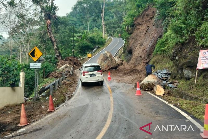 BPBD Cianjur tempatkan alat berat di jalur rawan bencana