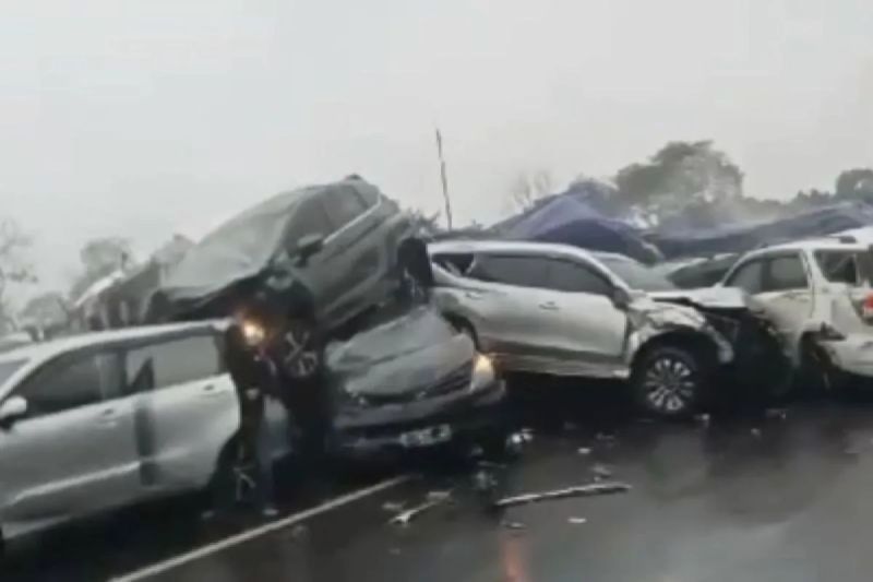 Evakuasi kecelakaan beruntun di lokasi Tol Cipularang Km 92 masih berlangsung
