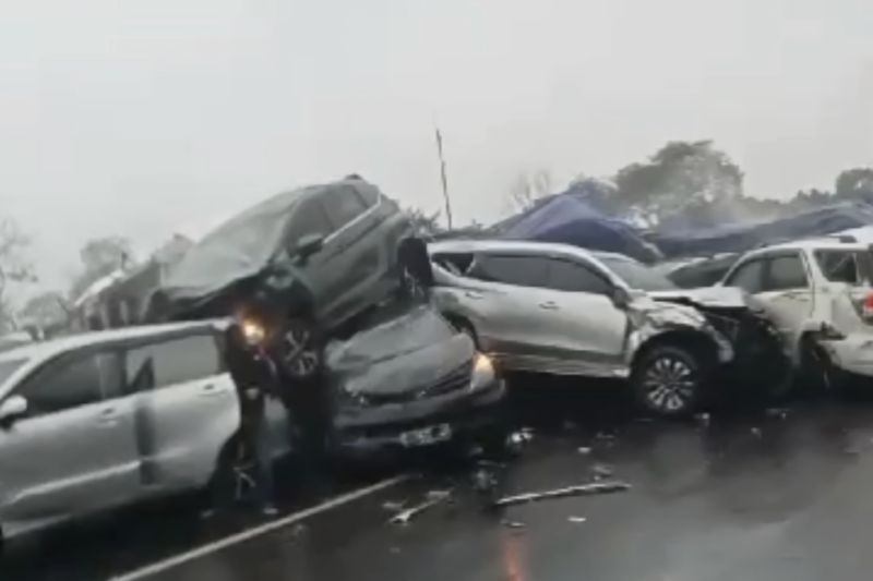 Polda Jabar sebut 19 kendaraan terlibat kecelakaan di Tol Cipularang Km 92