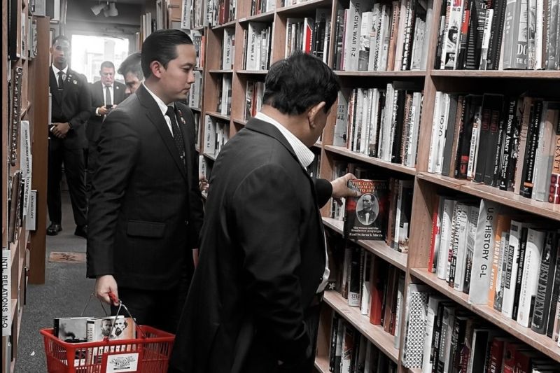 Prabowo sempatkan mampir ke toko buku pada waktu sela kunjungan kerja di AS