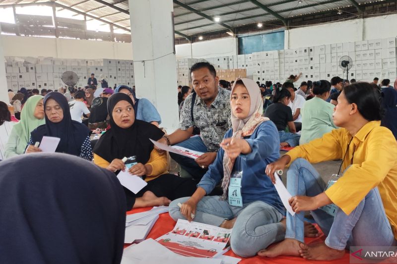 KPU Cianjur melibatkan disabilitas dalam proses lipat dan sortir