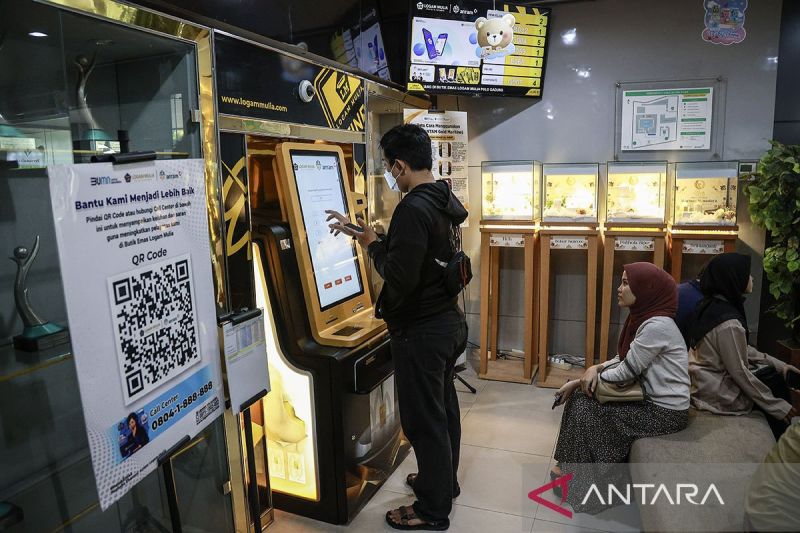 Harga emas Antam 14 November turun Rp11.000 menjadi Rp1,466 juta per gram