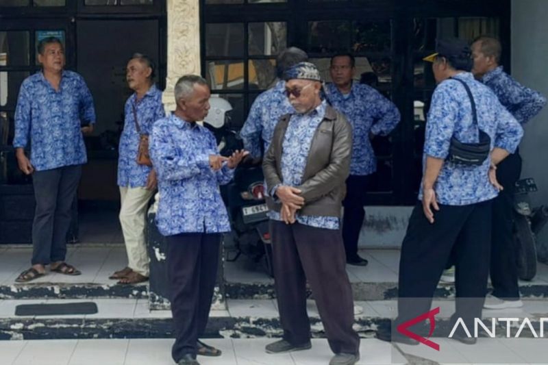 Pensiunan PNS Karawang kembali menagih pencairan uang Korpri