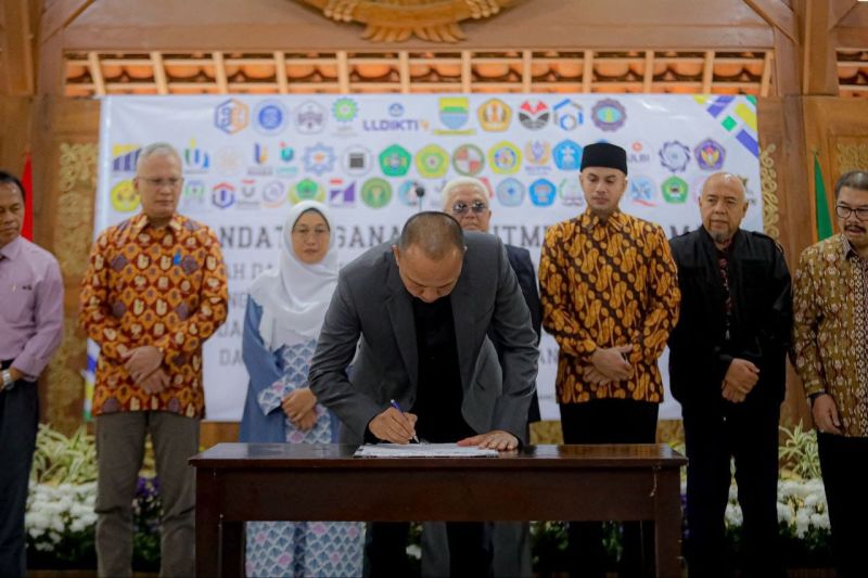 75 perguruan tinggi di Kota Bandung tandatangani komitmen pengelolaan sampah