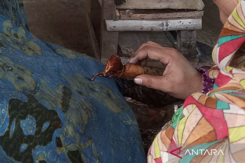 Pemkab Cirebon mendukung pembuatan batik dengan pewarna alami