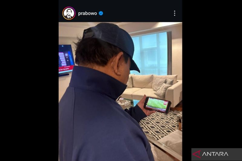 Presiden Prabowo pantau laga Indonesia lawan Jepang lewat telepon genggam