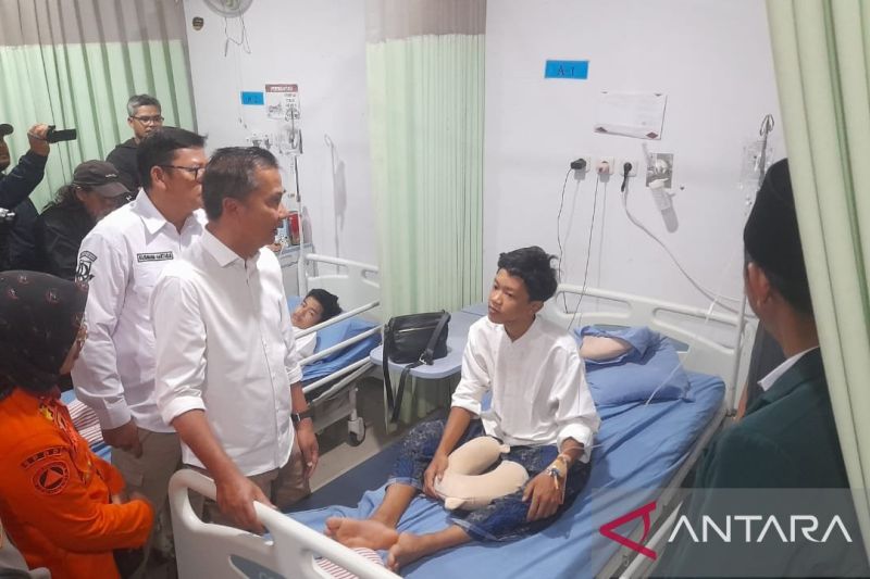 Pj Gubernur Jabar jenguk santri korban robohnya tanggul kolam di RS Sukabumi