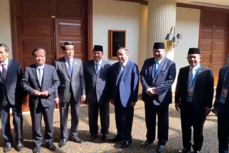 Presiden Vietnam menguber Prabowo untuk mengajak foto bersama dengan menterinya