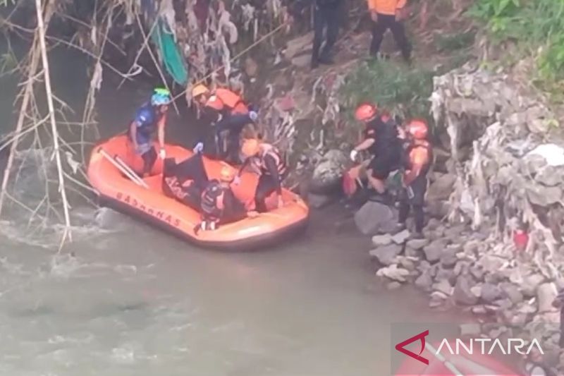 Tim SAR Sukabumi temukan jasad pria lansia terseret arus sungai