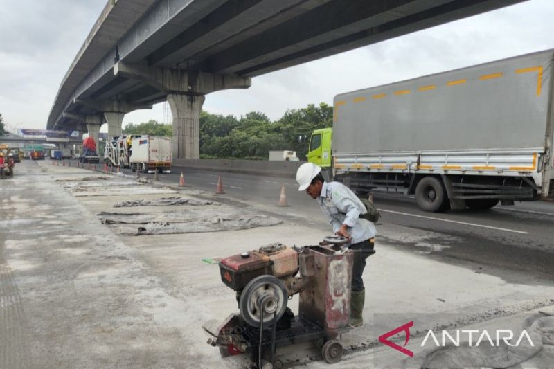 Jasamarga rekonstruksi jalan di Km 32 Tol Japek