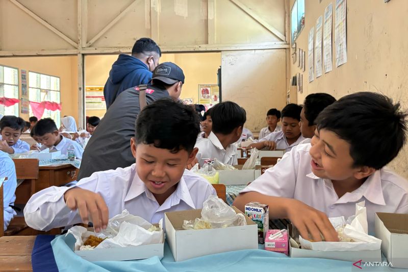 Pemkot Bandung dan GoTo uji coba makan bergizi gratis kepada 1.500 siswa