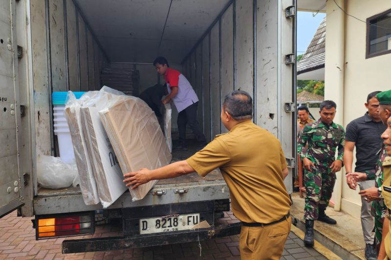 Pj Bupati Garut mengecek pendistribusian logistik pilkada di pelosok