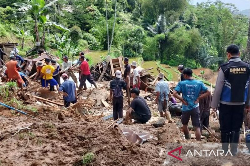 BPBD Cianjur tangani rumah tertimbun dan rusak akibat tanah longsor