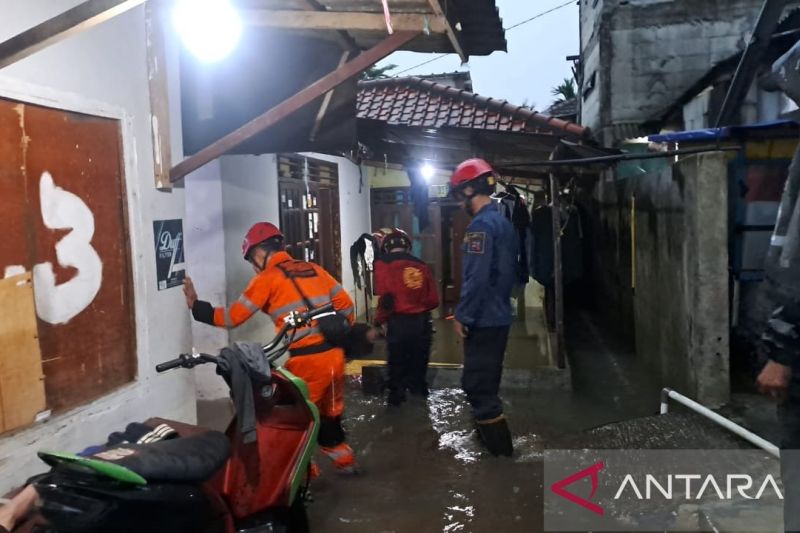 BPBD Kota Bogor menangani banjir hingga longsor akibat hujan deras